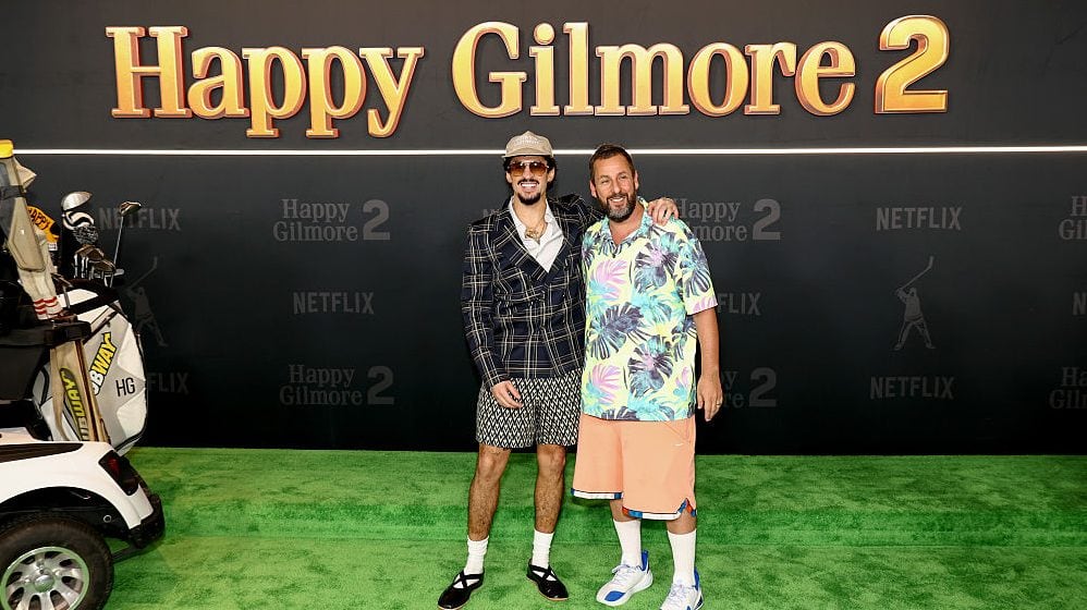 Bad Bunny y Adam Sandler asisten al estreno de ‘Happy Gilmore 2’ de Netflix en el Jazz at Lincoln Center el 21 de julio de 2025 en la ciudad de Nueva York. (Arturo Holmes/WireImage)