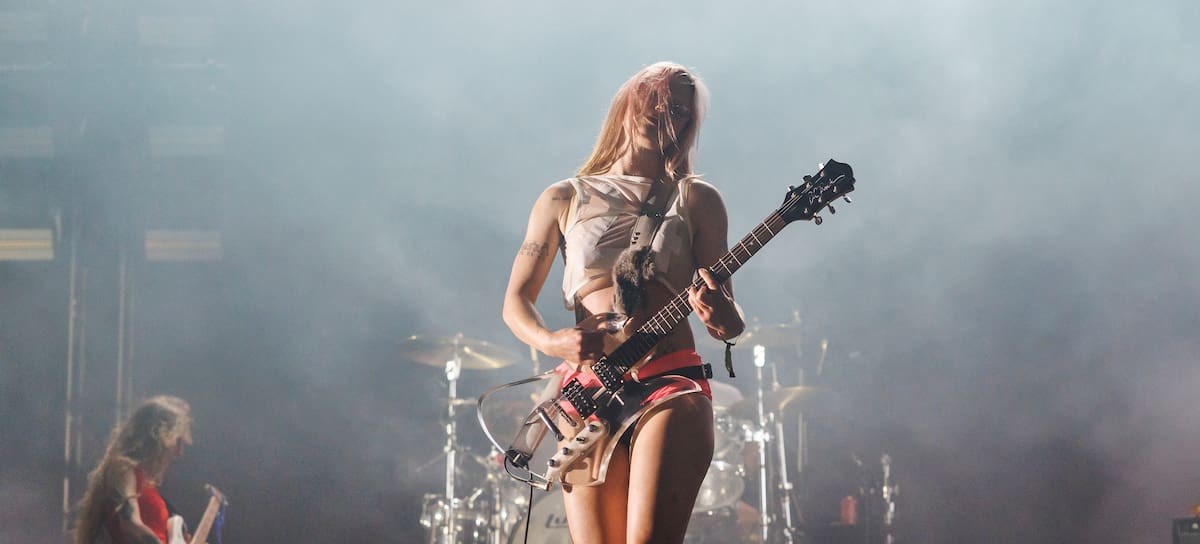 Rhian Teasdale, de Wet Leg, actúa en concierto durante el festival Primavera Sound 2026 en el Parc del Fòrum el 3 de junio de 2026 en Barcelona, España.