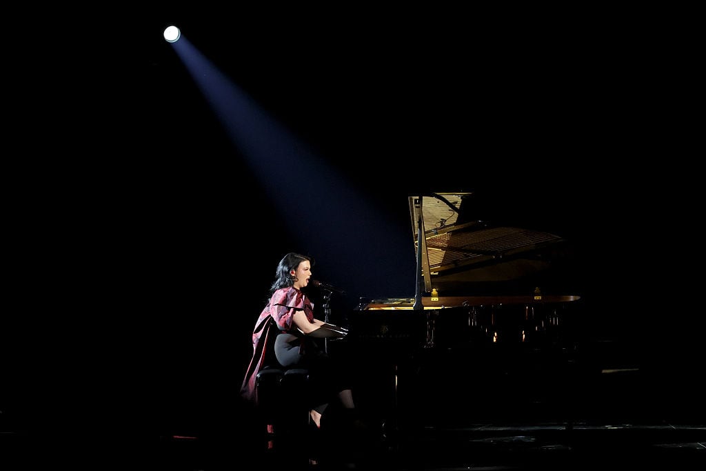 Lola Young se presenta en el escenario durante la 68ª entrega de los premios GRAMMY en el Crypto.com Arena el 1 de febrero de 2026 en Los Ángeles, California