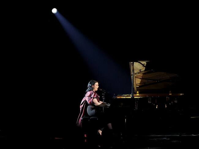 Lola Young se presenta en el escenario durante la 68ª entrega de los premios GRAMMY en el Crypto.com Arena el 1 de febrero de 2026 en Los Ángeles, California