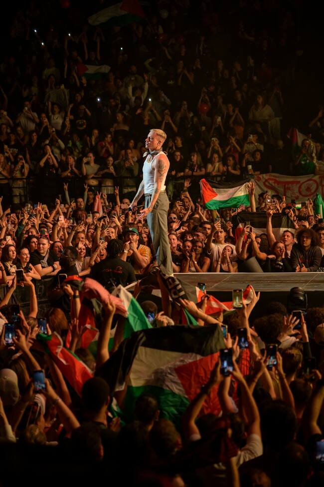 Macklemore durante un concierto en París en el Accor Arena, 2024