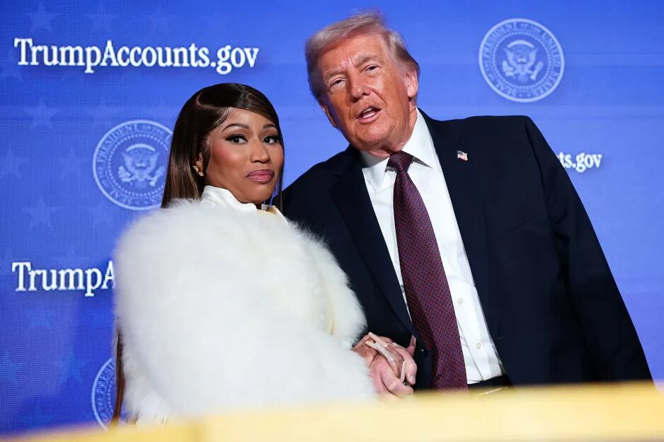 Nicki Minaj y el presidente de los Estados Unidos, Donald Trump, en la Cumbre de Cuentas de Trump del Departamento del Tesoro en el Auditorio Andrew W. Mellon el 28 de enero de 2026 en Washington, D.C.