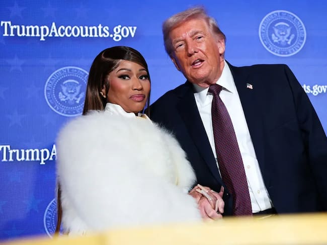 Nicki Minaj y el presidente de los Estados Unidos, Donald Trump, en la Cumbre de Cuentas de Trump del Departamento del Tesoro en el Auditorio Andrew W. Mellon el 28 de enero de 2026 en Washington, D.C.