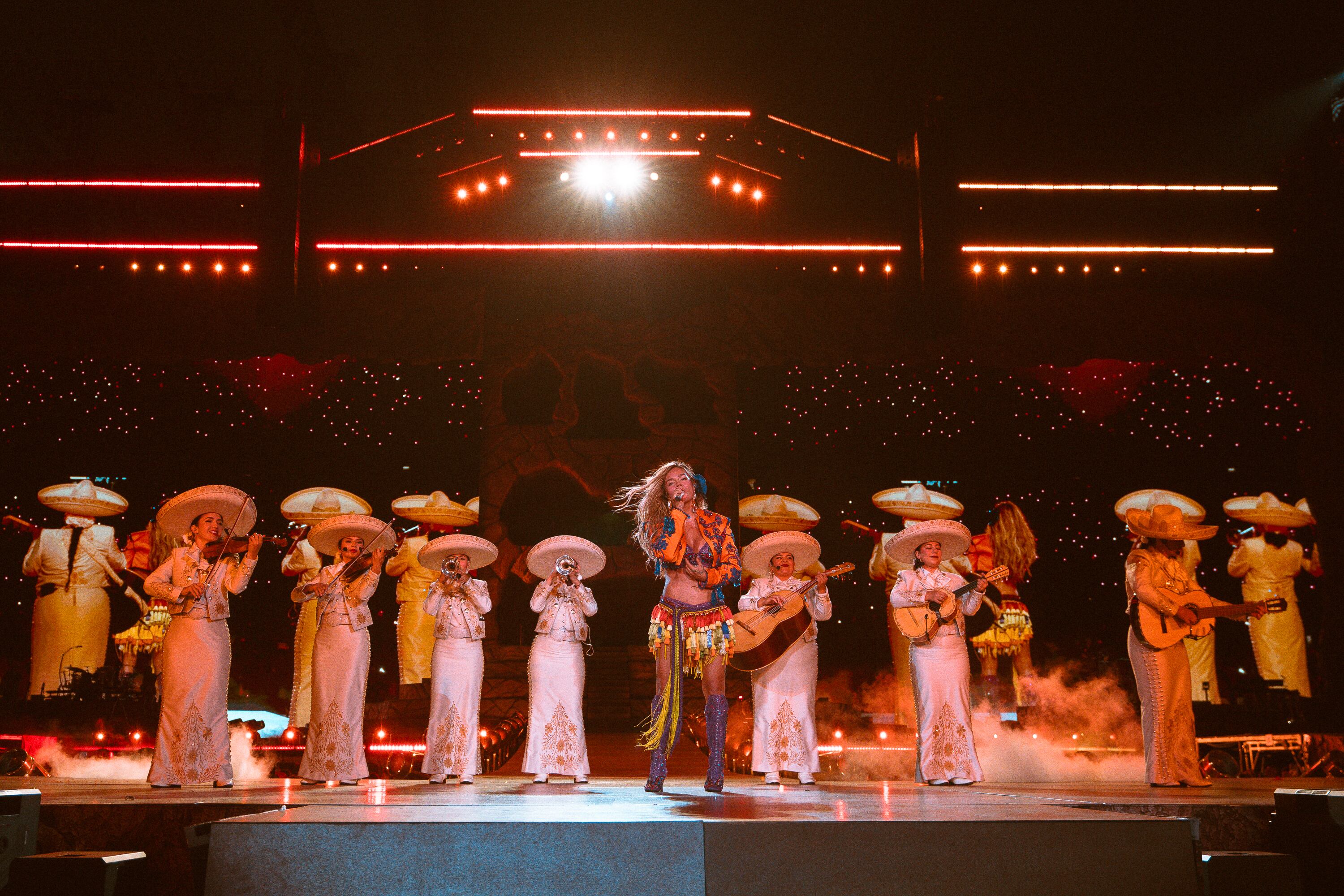 Karol G durante las primeras fechas de su Tropicoqueta Tour (julio de 2026) en el Soldier Field de Chicago, Estados Unidos