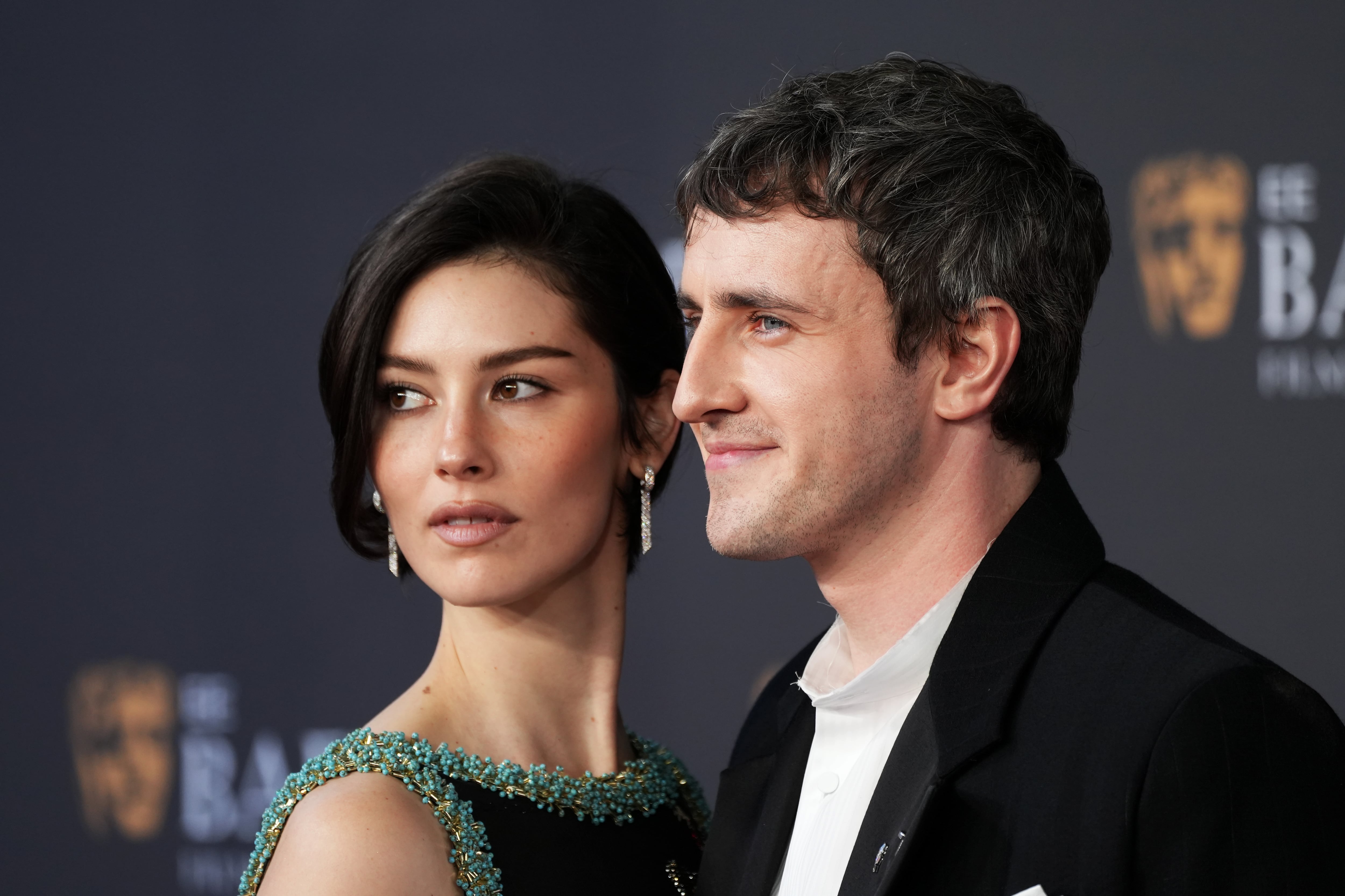 Gracie Abrams y Paul Mescal en los BAFTA 2026