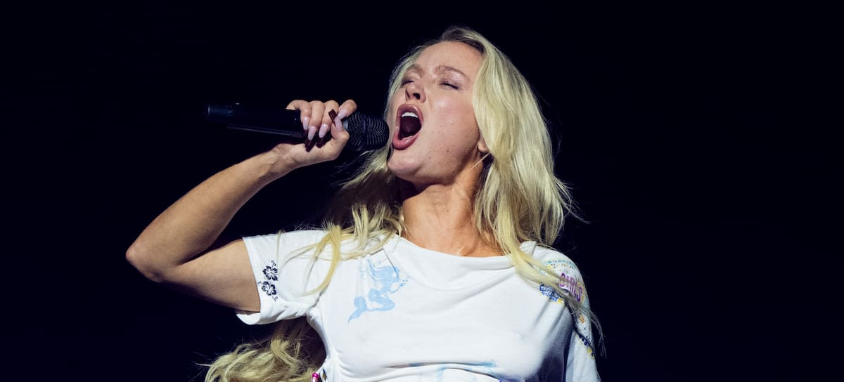 Zara Larsson actúa en el set de PinkPantheress en el festival de Coachella el 18 de abril de 2026.