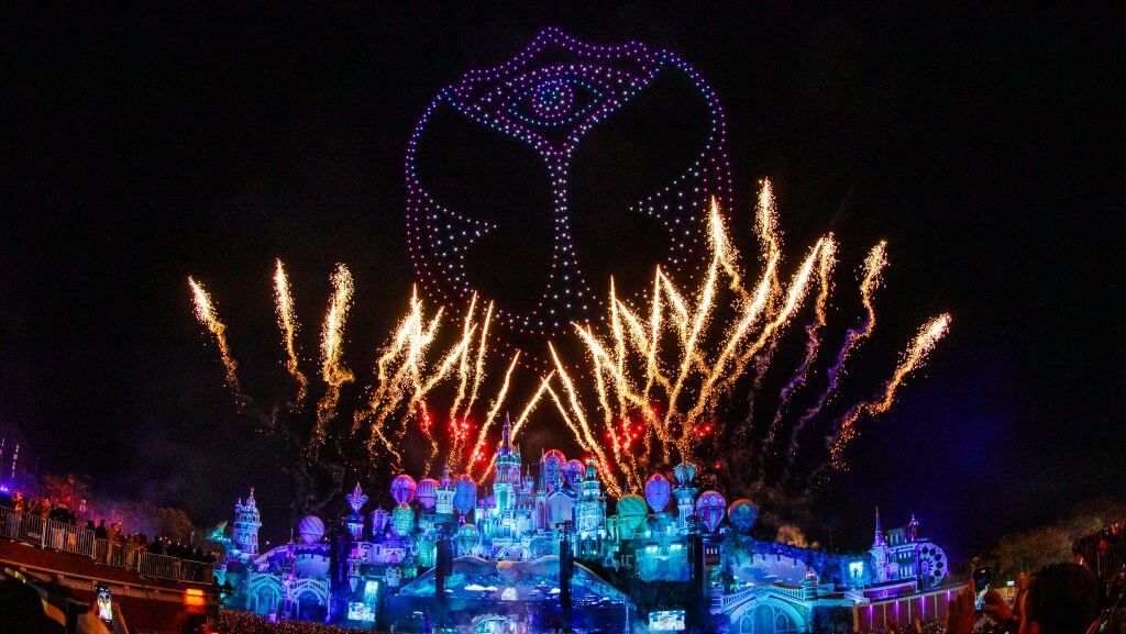 São Paulo, Brasil – 13 de octubre: Espectáculo de luces con drones como parte de «Tomorrowland Brasil 2024» en el Parque Maeda – Itu, el 13 de octubre de 2024, São Paulo, Brasil. (Foto de Mauricio Santana/Getty Images)