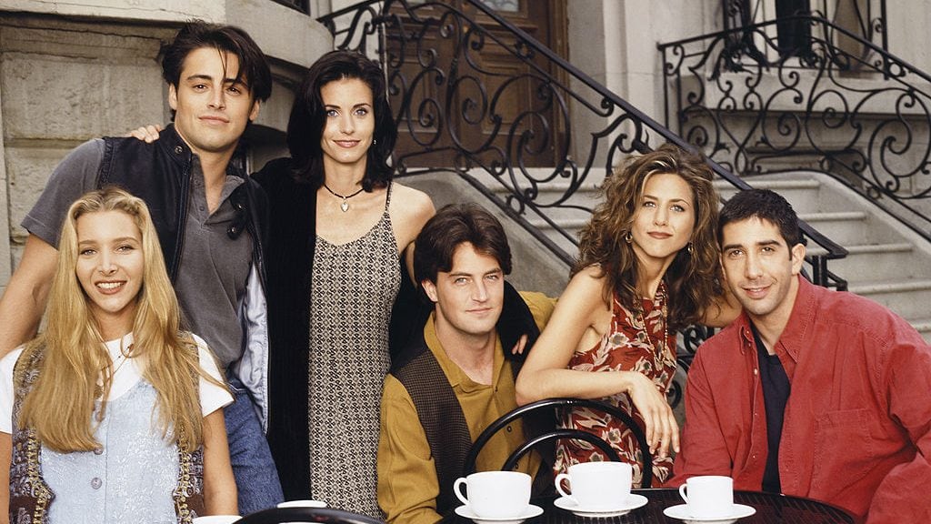 (l-r) Lisa Kudrow as Phoebe Buffay, Matt LeBlanc as Joey Tribbiani, Courteney Cox as Monica Geller, Matthew Perry as Chandler Bing, Jennifer Aniston as Rachel Green, David Schwimmer as Ross Geller. Reisig & Taylor/Getty Images.