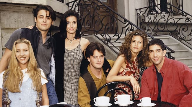 (l-r) Lisa Kudrow as Phoebe Buffay, Matt LeBlanc as Joey Tribbiani, Courteney Cox as Monica Geller, Matthew Perry as Chandler Bing, Jennifer Aniston as Rachel Green, David Schwimmer as Ross Geller. Reisig & Taylor/Getty Images.