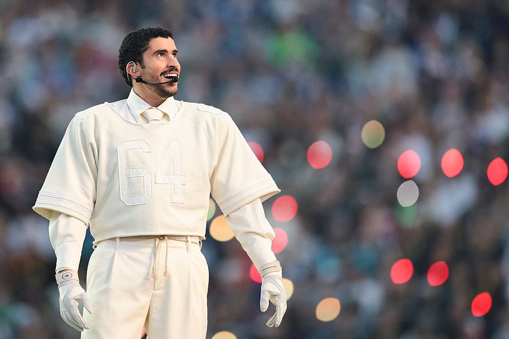 Bad Bunny actúa durante el espectáculo de medio tiempo del Super Bowl LX entre los New England Patriots y los Seattle Seahawks en el Levi’s Stadium el 8 de febrero de 2026 en Santa Clara, California.