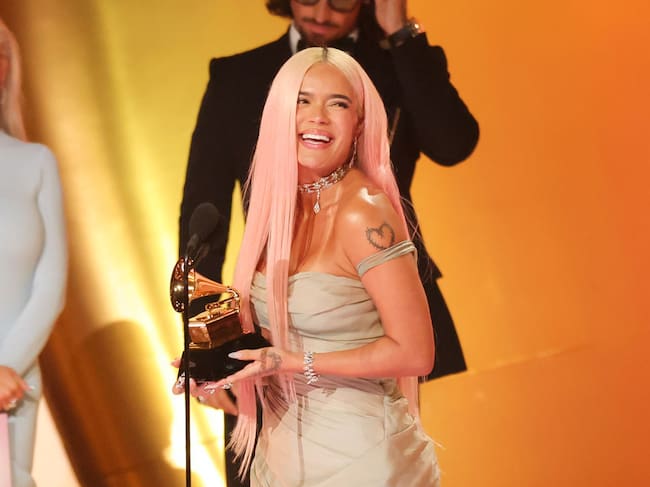 Karol G recibe el premio al "Mejor Álbum de Música Urbana" por "Mañana Será Bonito" en el escenario de la 66.ª edición de los Premios GRAMMY, celebrada en el Crypto.com Arena el 4 de febrero de 2024 en Los Ángeles, California. (Christopher Polk/Getty Images)