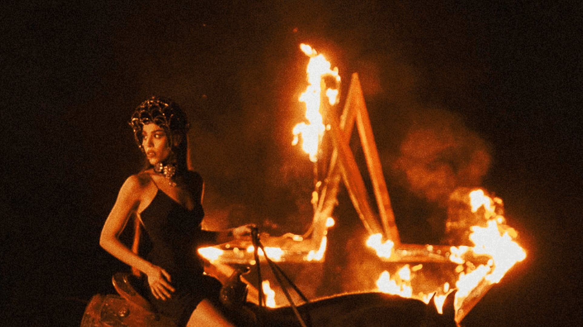 Dana Paola in ‘Aún Te Quiero’ music video / Haber Laguna.