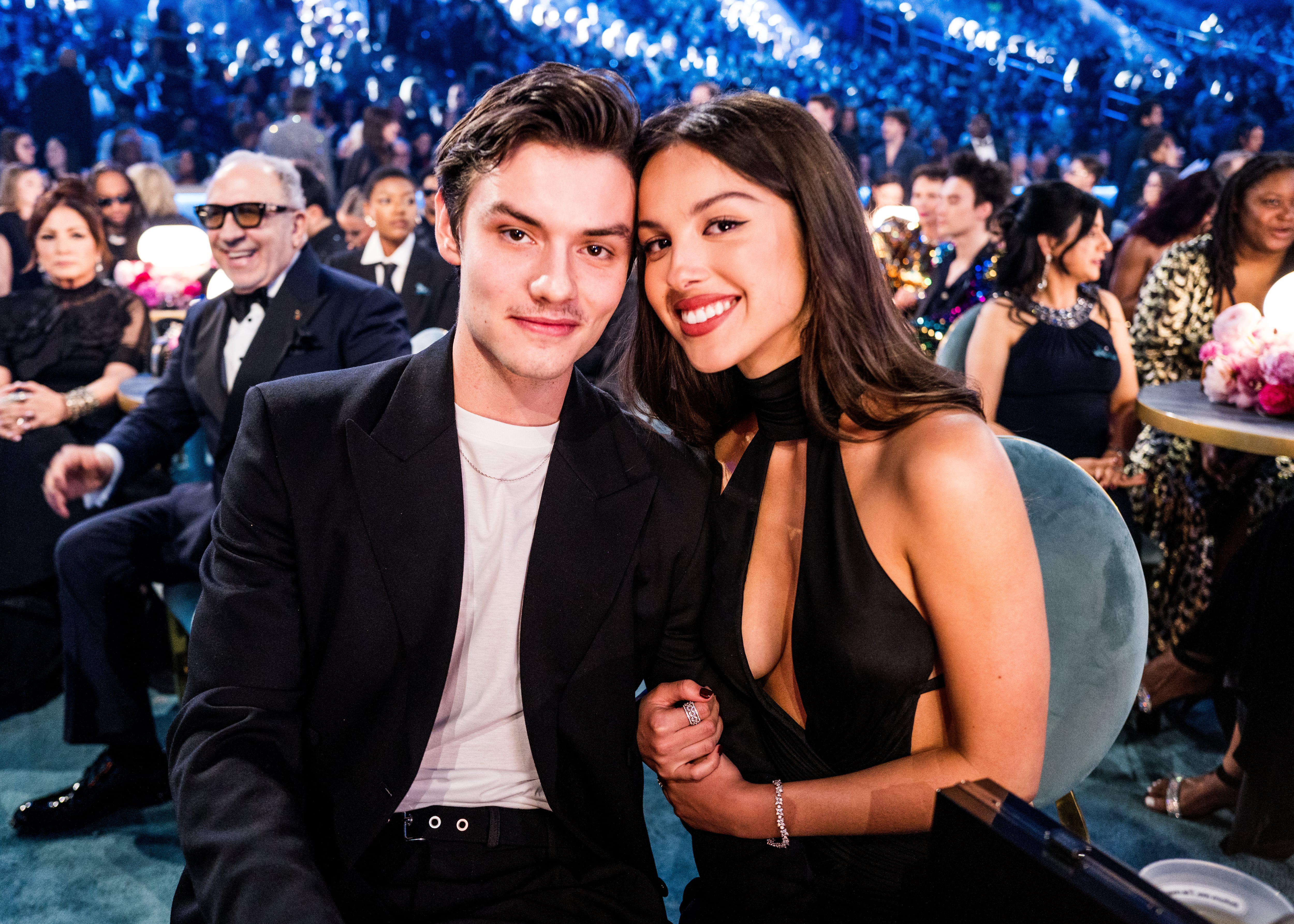 Louis Partridge y Olivia Rodrigo asisten a la 67.ª edición de los Premios GRAMMY en el Crypto.com Arena el 2 de febrero de 2025 en Los Ángeles, California