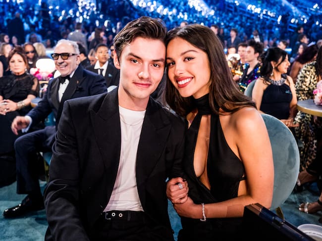 Louis Partridge y Olivia Rodrigo asisten a la 67.ª edición de los Premios GRAMMY en el Crypto.com Arena el 2 de febrero de 2025 en Los Ángeles, California