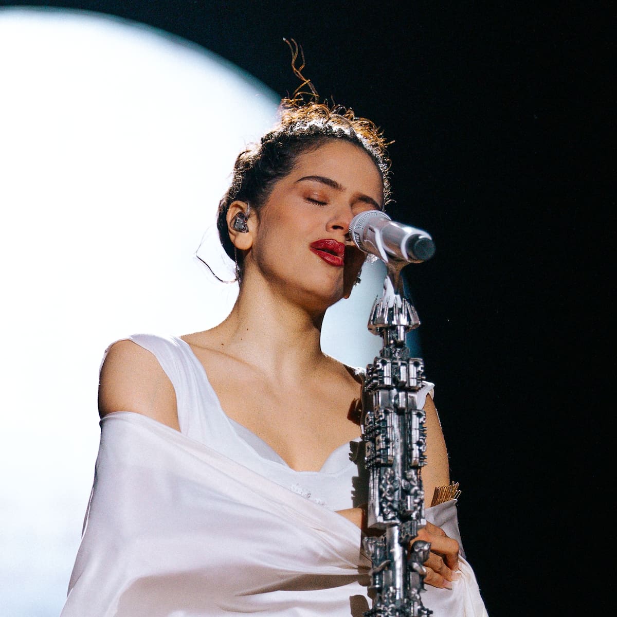 ¿Habrá sorpresa? La teoría viral que apunta a una posible actuación de Rosalía en los MTV VMAs 2026