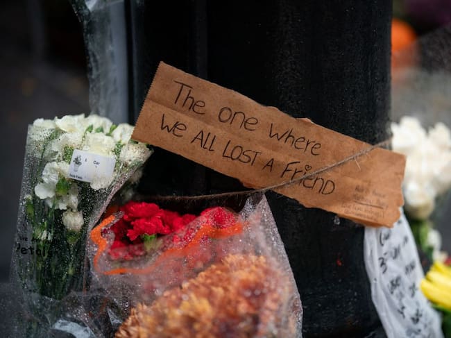 Floral tributes are left for actor Matthew Perry outside the apartment building which was used as the exterior shot in the TV show «Friends» in New York on October 29, 2023. Adam GRAY/AFP via Getty Images