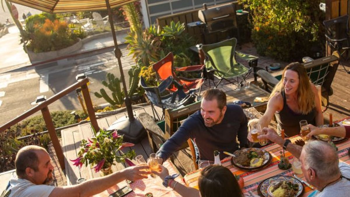 Cómo celebrar Thanksgiving al estilo latino: sabor, música, y familia