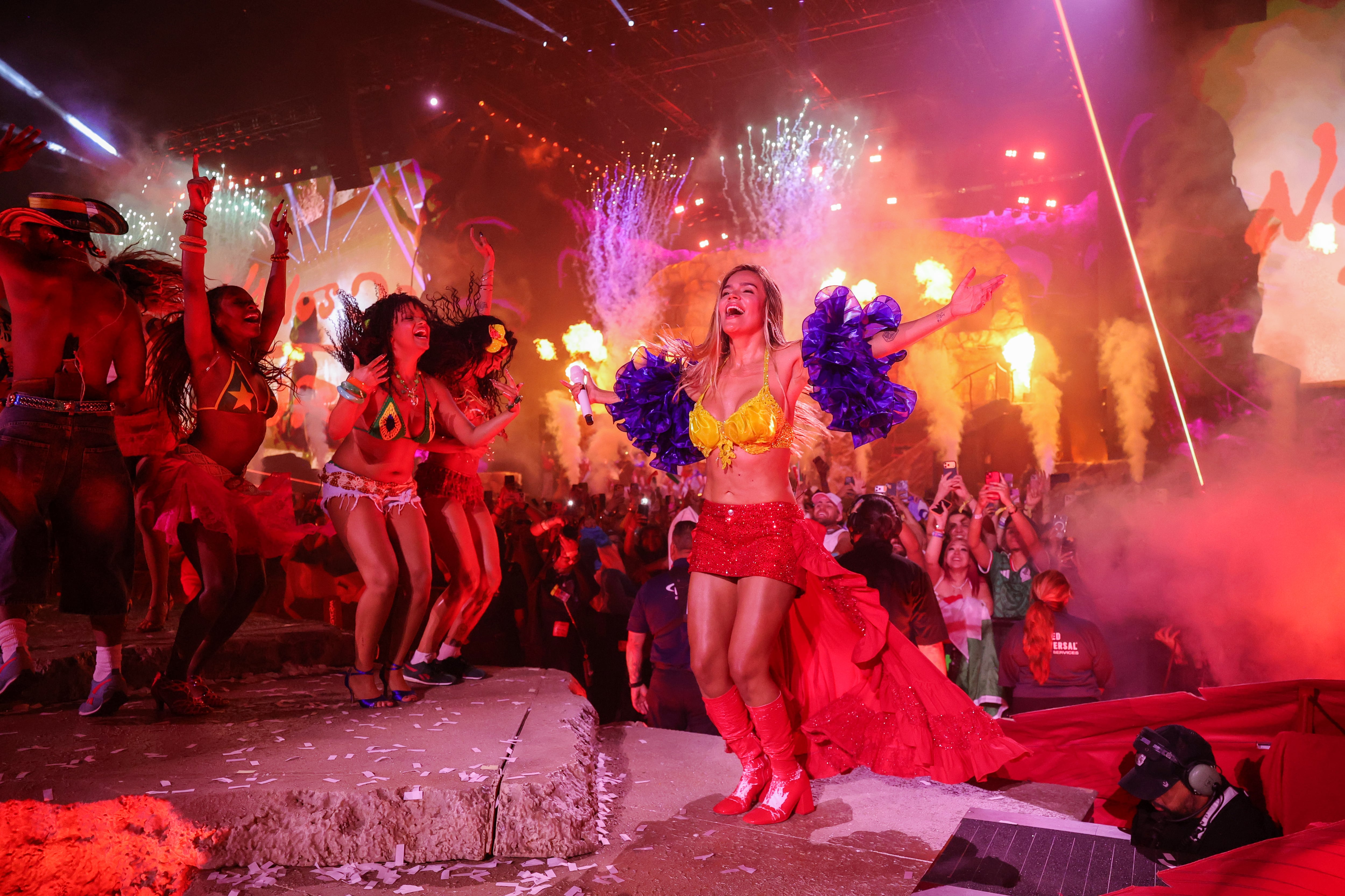 Karol G actúa en el escenario principal durante el Coachella Valley Music and Arts Festival 2026 en el Empire Polo Club el 19 de abril de 2026 en Indio, California.  Kevin Mazur/Getty Images para Coachella