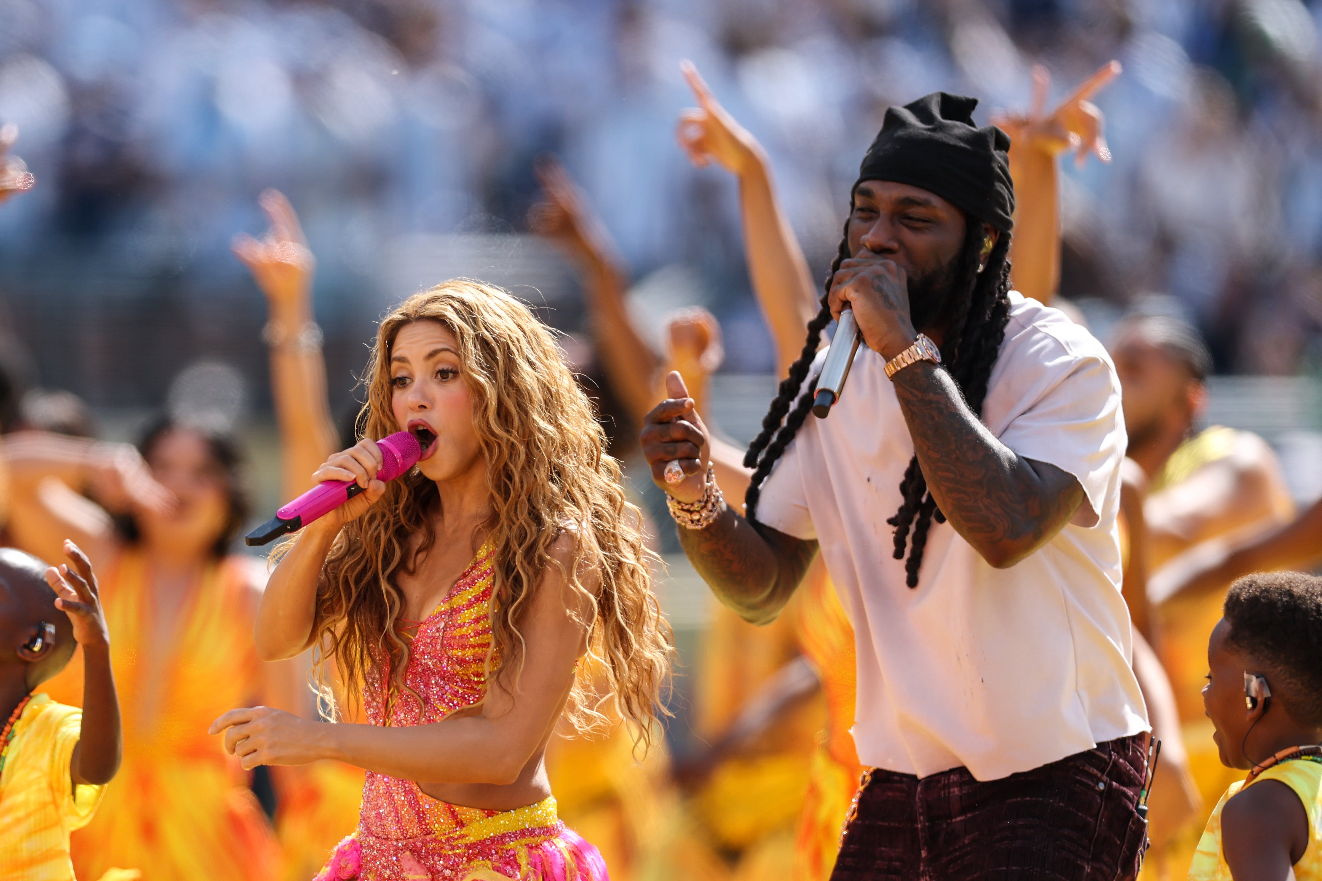 Shakira y Burna Boy actúan durante el espectáculo del descanso de la final de la Copa Mundial de la FIFA 2026 entre España y Argentina, en el New York New Jersey Stadium, el 19 de julio de 2026, en East Rutherford, Nueva Jersey, Estados Unidos.