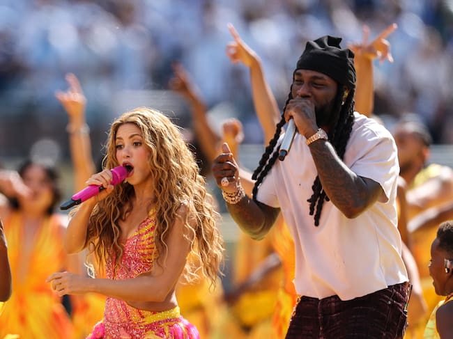 Shakira y Burna Boy actúan durante el espectáculo del descanso de la final de la Copa Mundial de la FIFA 2026 entre España y Argentina, en el New York New Jersey Stadium, el 19 de julio de 2026, en East Rutherford, Nueva Jersey, Estados Unidos.