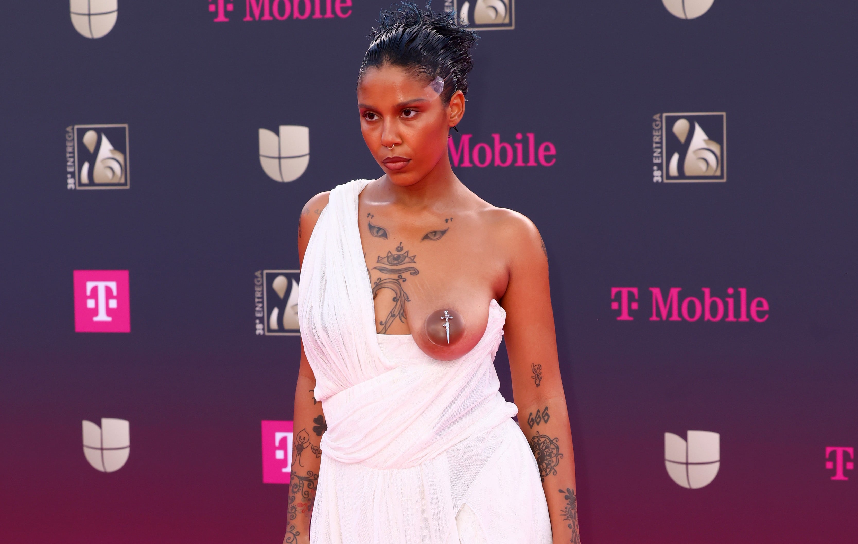 Tokischa posa con un llamativo nude dress blanco en la alfombra del Premio Lo Nuestro 2026