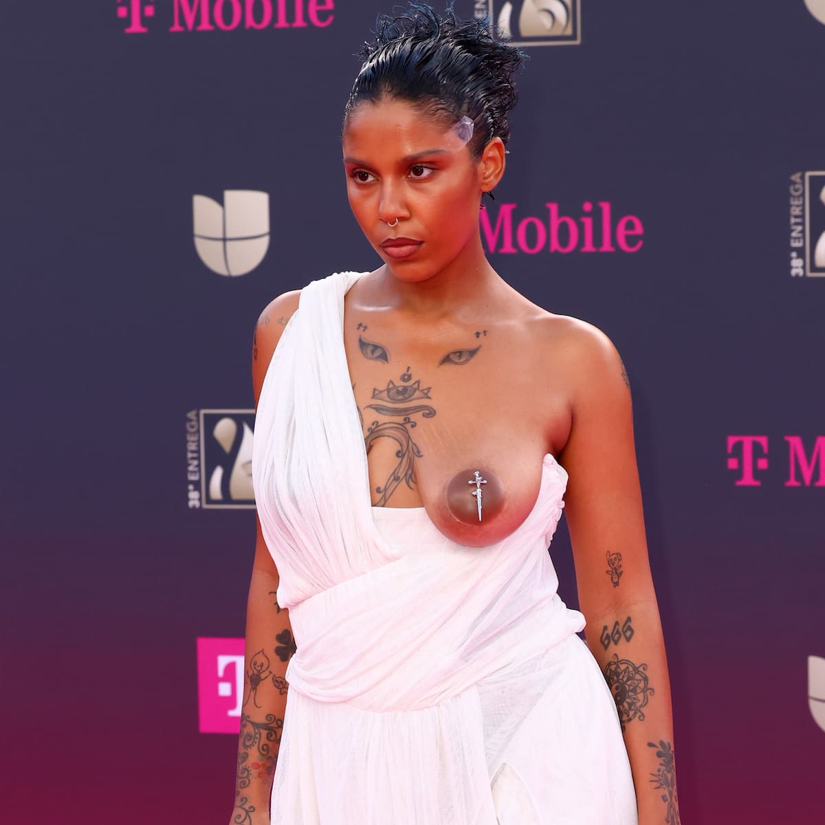 Tokischa se marca un Chappell Roan en el Premio Lo Nuestro: de dónde es el llamativo vestido nude blanco que lució