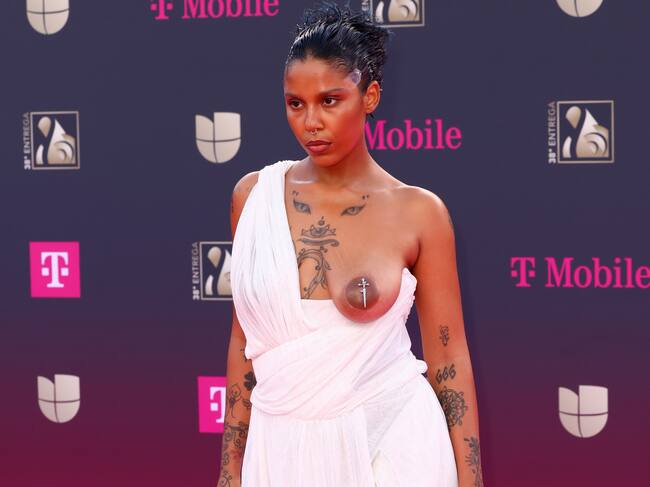 Tokischa posa con un llamativo nude dress blanco en la alfombra del Premio Lo Nuestro 2026