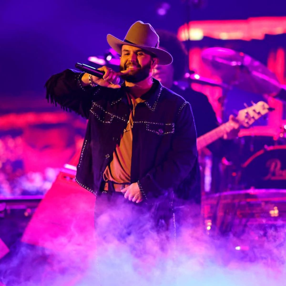 Carín León Leads Lista LOS40 USA with «Primera Cita»