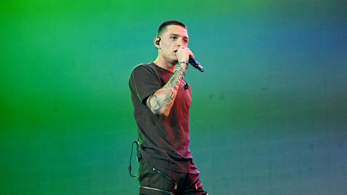 ¿Qué le pasa a Peso Pluma? Las imágenes del Dinastía Tour preocupan a sus fanáticos