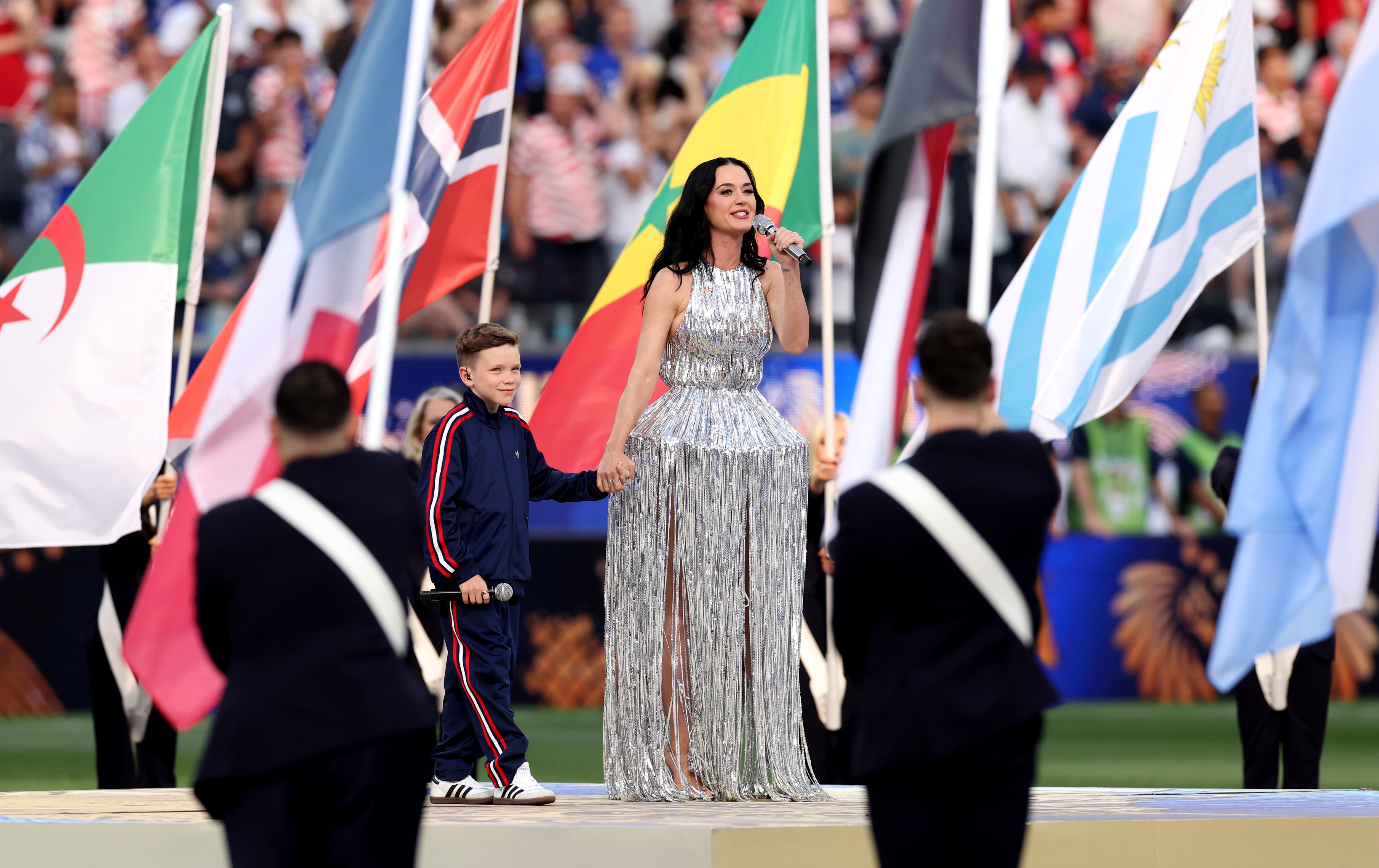 Katy Perry actúa junto a Tius Luka durante el Desfile de las Naciones previo al partido del Grupo D de la Copa Mundial de la FIFA 2026 entre Estados Unidos y Paraguay, celebrado en el Estadio de Los Ángeles el 12 de junio de 2026 en Los Ángeles, California.