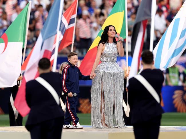 Katy Perry actúa junto a Tius Luka durante el Desfile de las Naciones previo al partido del Grupo D de la Copa Mundial de la FIFA 2026 entre Estados Unidos y Paraguay, celebrado en el Estadio de Los Ángeles el 12 de junio de 2026 en Los Ángeles, California.
