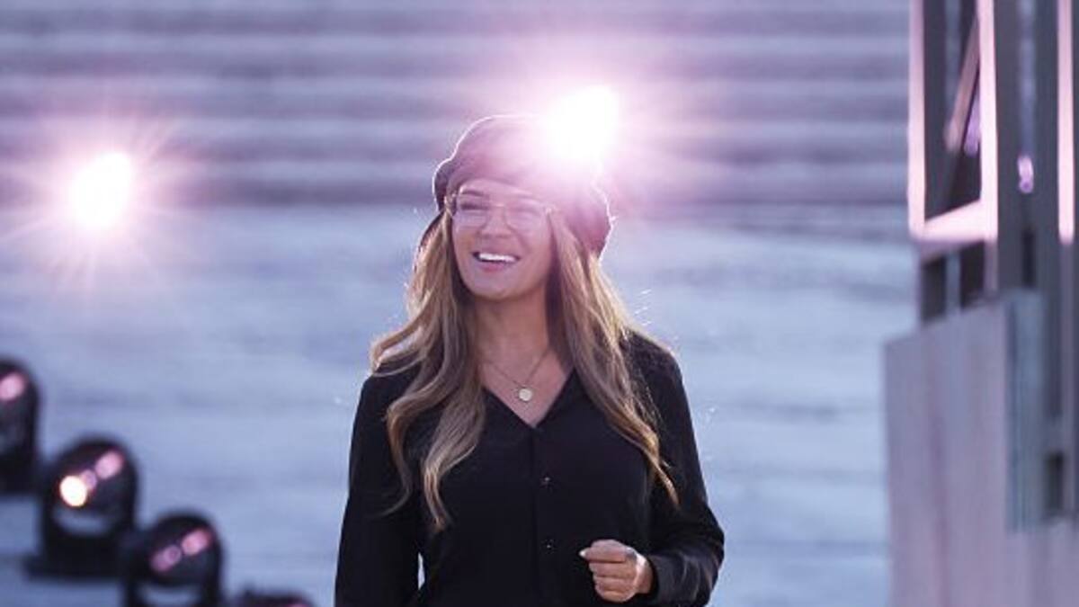 ¿Cuándo y dónde ver a Karol G actuando en el desfile de Victoria’s Secret 2025 online?