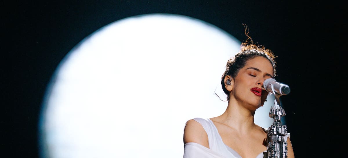 Rosalía actúa en el Kia Forum de los Ángeles durante el LUX Tour en junio de 2026
