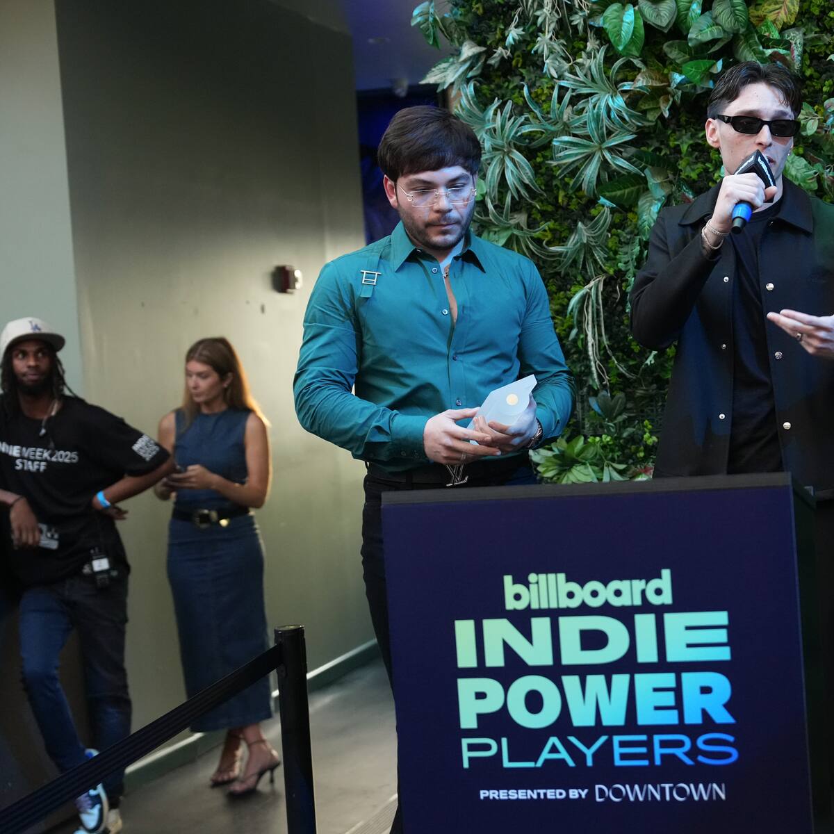 ¿Por qué 'tu con el' es considerada una canción migajera y aun así conecta tanto?