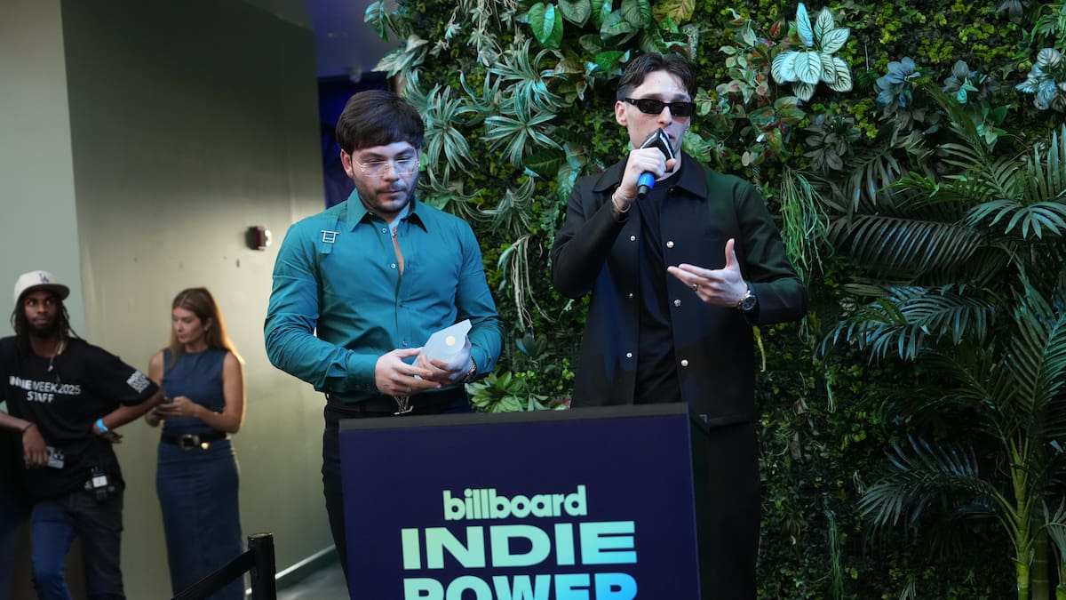 ¿Por qué 'tu con el' es considerada una canción migajera y aun así conecta tanto?