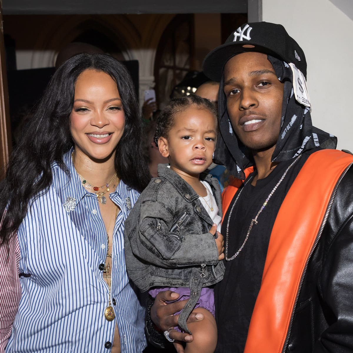 Rihanna presenta al mundo a su hija Rocki con una foto sorpresa: "¡Chicas de portada!"