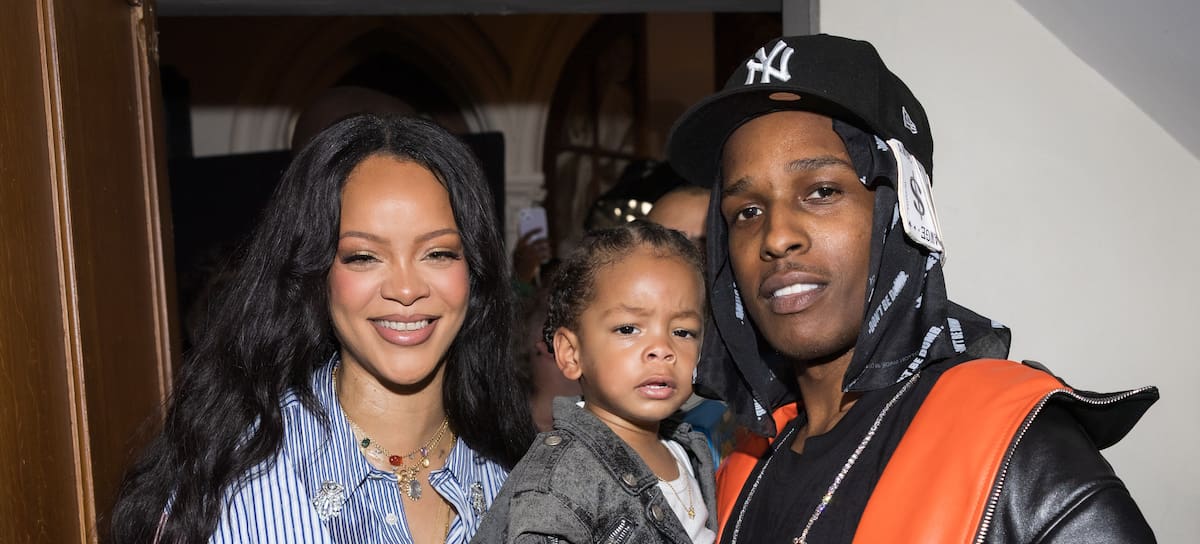 Rihanna con A$AP Rocky y su bebé en el AWGE Menswear Spring/Summer 2026 show en la Paris Fashion Week en junio de 2025 en París, Francia.