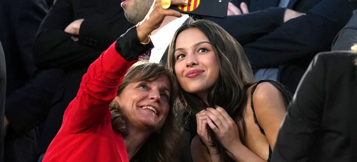 Olivia Rodrigo se hace un selfi con un fan antes del partido de LaLiga EA Sports entre el FC Barcelona y el Real Madrid CF en el Spotify Camp Nou, el 10 de mayo de 2026 en Barcelona, España.