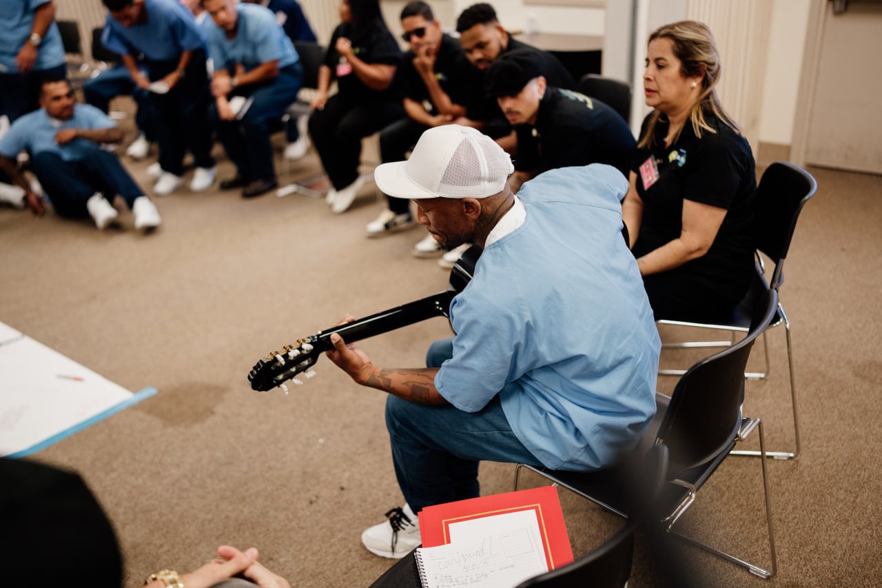 Music, sports, and spirituality come together as Rauw and Proyecto PaMaRa bring light to one of California’s largest correctional facilities / via Artist Publicist