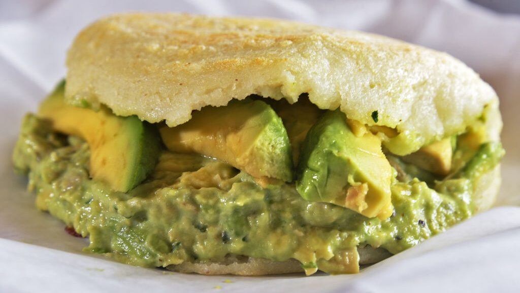 Un pedido de Reina Pepiada en Oh Corn Arepas, en la Ruta 9, el sábado 10 de septiembre de 2016 en Halfmoon, Nueva York. (John Carl D’Annibale/Albany Times Union vía Getty Images)