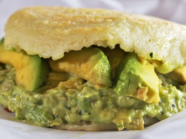 Un pedido de Reina Pepiada en Oh Corn Arepas, en la Ruta 9, el sábado 10 de septiembre de 2016 en Halfmoon, Nueva York. (John Carl D’Annibale/Albany Times Union vía Getty Images)