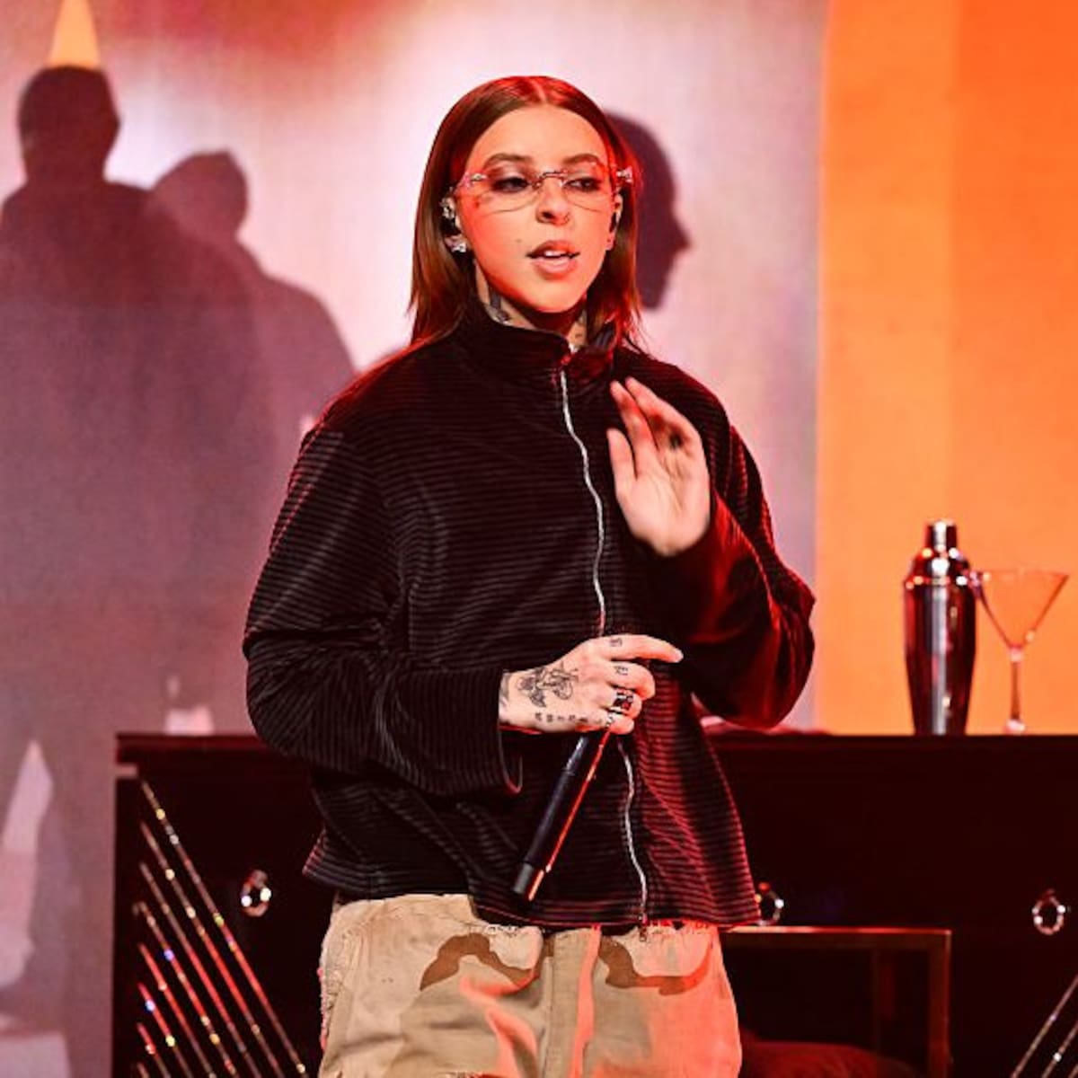 ‘Sin Pausa’ by Young Miko from Do Not Disturb: Lyrics and Meaning in English