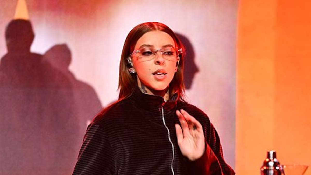 ‘Sin Pausa’ by Young Miko from Do Not Disturb: Lyrics and Meaning in English