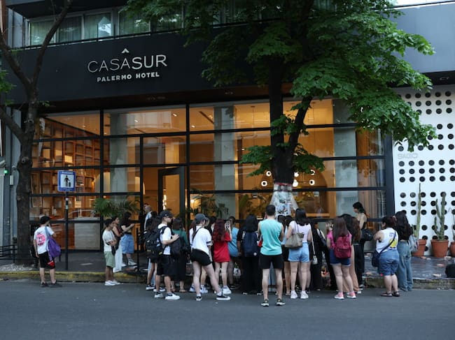 Liam’s fans visit the memorial altar for singer Liam Payne outside Casa Sur Hotel on October 21, 2024 in Buenos Aires, Argentina. According to the Buenos Aires police department, Payne fell from a third-floor hotel room balcony in Palermo, a famous neighborhood in Buenos Aires. Fans around the city gather to pay tribute to the former member of boy band One Direction. Tobias Skarlovnik/Getty Images