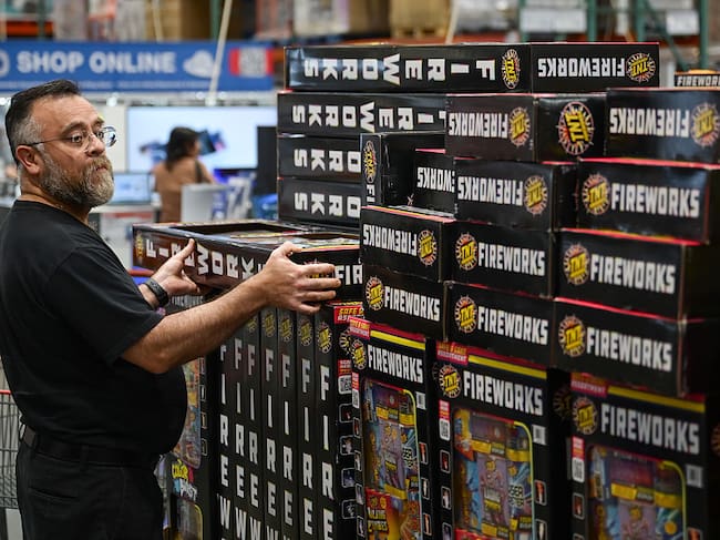 Varios compradores pasan junto a cajas de fuegos artificiales expuestas en una tienda Costco antes de las celebraciones del Día de la Independencia, en Nueva Jersey, Estados Unidos, el 3 de julio de 2025. Mostafa Bassim/Anadolu vía Getty Images