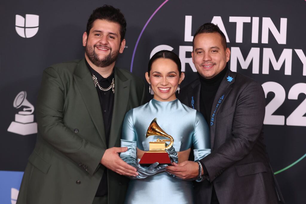 Carín León, Matisse and Edgar Barrera pose with the award for Best Regional Song for ‘Como Lo Hice Yo’ in the 2022 Latin Grammys. Omar Vega / FilmMagic