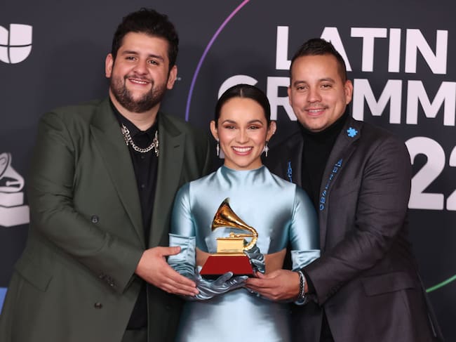 Carín León, Matisse and Edgar Barrera pose with the award for Best Regional Song for ‘Como Lo Hice Yo’ in the 2022 Latin Grammys. Omar Vega / FilmMagic