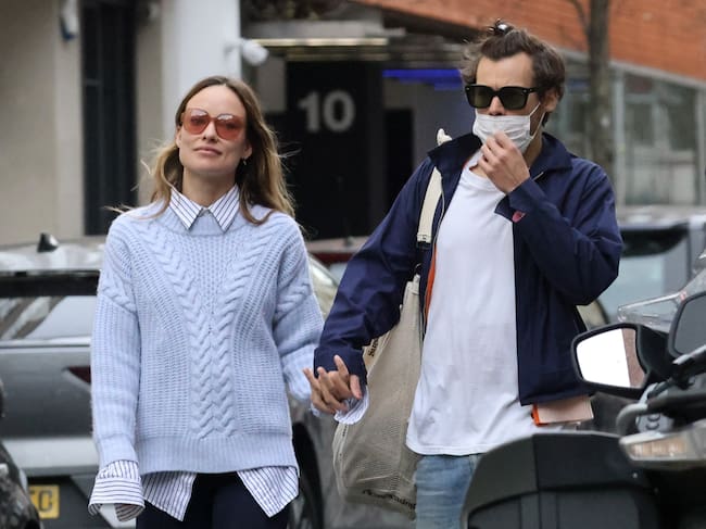 LONDON, ENGLAND - MARCH 15: Harry Styles and Olivia Wilde are seen in Soho on March 15, 2022 in London, England. (Photo by Neil Mockford/GC Images)
