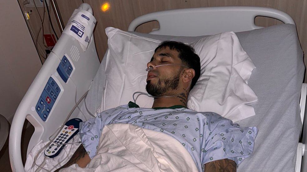 The photo that the artist shared shows him lying on a hospital bed during his hospitalization / Anuel AA