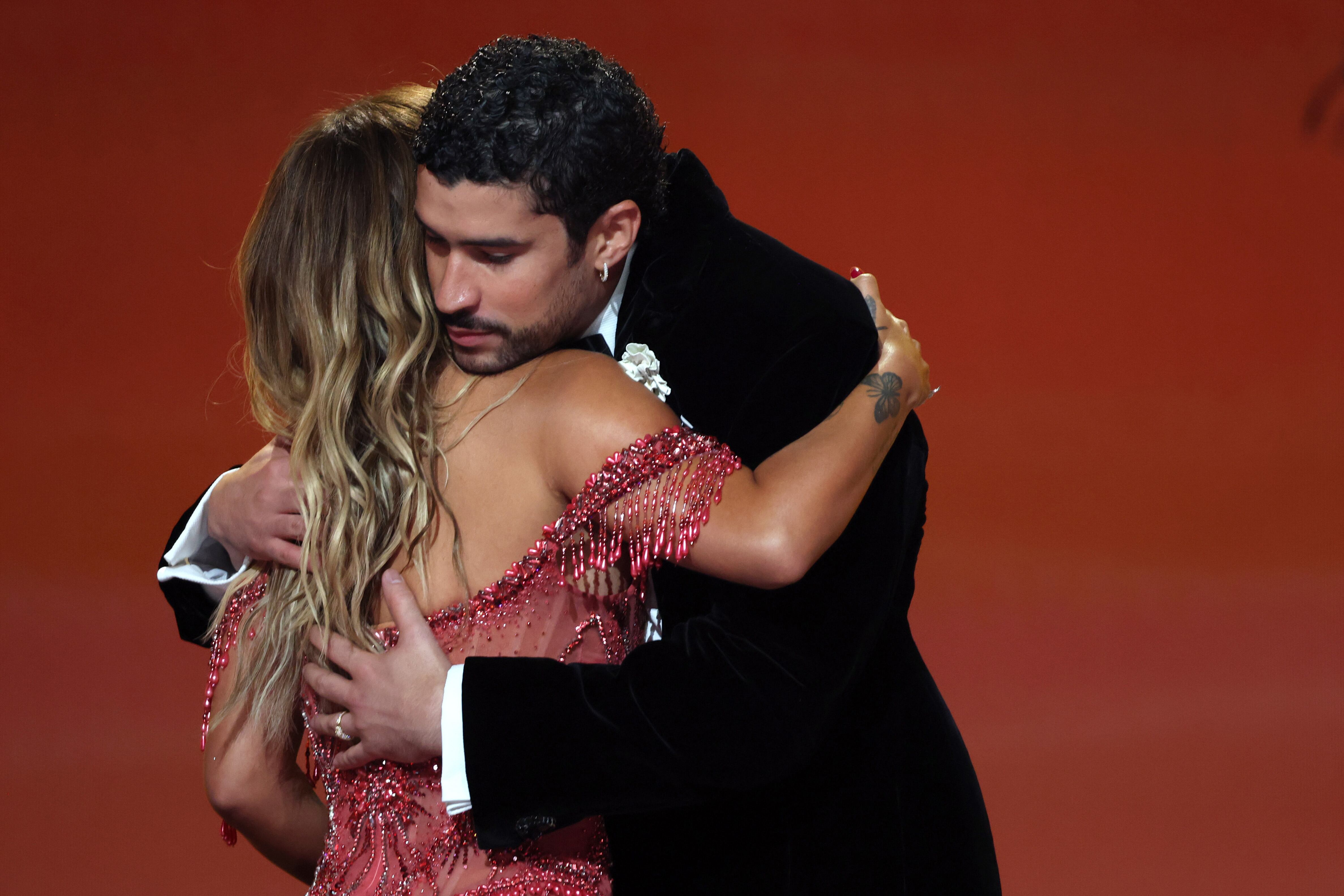 Karol G entrega uno de los galardones a Bad Bunny en los Grammys 2026. Kevin Mazur/Getty Images para The Recording Academ